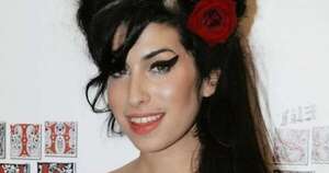 La Nación / Dos mujeres subastan artículos de Amy Winehouse por descuido del padre