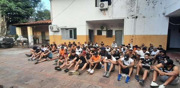 Video: disturbios y un detenido por supuestos disparos durante partido Olimpia-Trinidense - Policiales - ABC Color