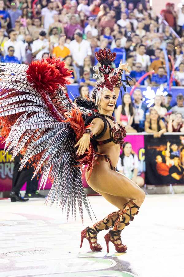El Carnaval Encarnaceno brilló a lo grande en su Tercera Noche