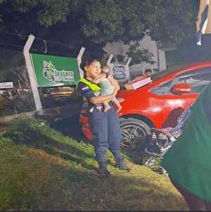 Popular / Joven agente cargó a bebé mientras sus papis omba'apo en Itá