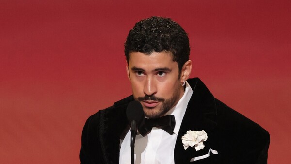 Bad Bunny arremete contra la policía migratoria de EEUU durante los Grammys