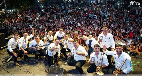 Popular / (VIDEO) Escándalo en Itá: ¡Cantante ligó latita de cerveza y suspendió su show!