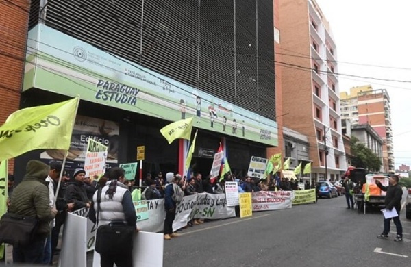 Docentes se movilizaron para exigir el funcionamiento de la plataforma del MEC