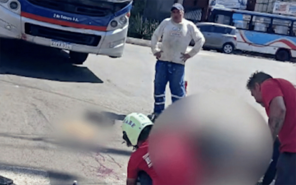 Mujer sufre graves lesiones tras impacto contra un colectivo - La Tribuna