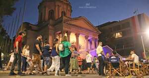Diario HOY | Serenata a la democracia frente al Panteón de los Héroes