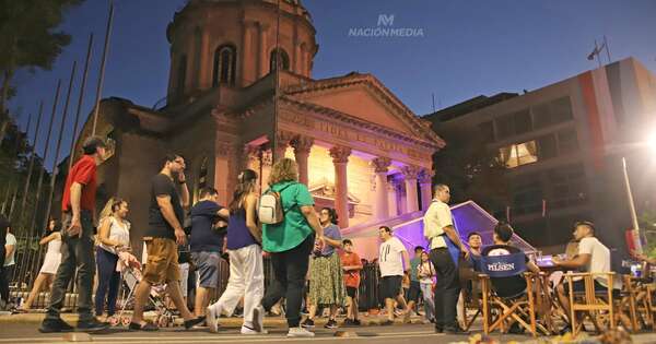 Diario HOY | Serenata a la democracia frente al Panteón de los Héroes