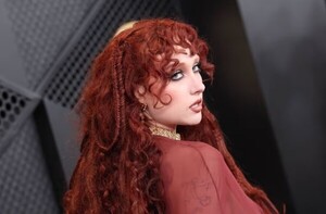 Popular / (GALERÍA) ¡Cantante apareció semi opívo en los Grammys!