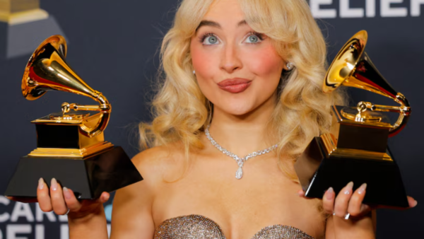 Looks en los Grammy y momentos latinos