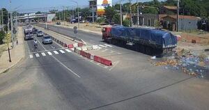 Diario HOY | Percance en Pedrozo: mercaderías caen de un camión sobre la Ruta PY02