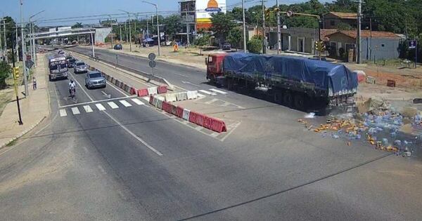 Diario HOY | Percance en Pedrozo: mercaderías caen de un camión sobre la Ruta PY02