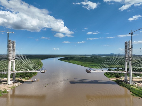 Unión física del Puente de la Bioceánica, financiado por Itaipú, está a 118 metros de concretarse | DIARIO PRIMERA PLANA