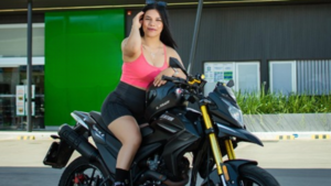 La llaman “Miss Moto Bolt” y arrasa en TikTok
