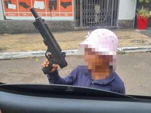 A punta de un arma de juguete, niño pide limosna en calles de Asunción - Nacionales - ABC Color