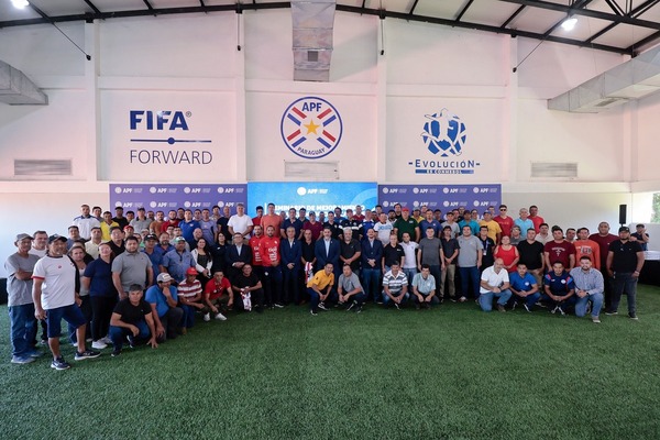 La APF refuerza estándares de calidad en los campos de juego con un seminario técnico en el CARDE