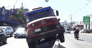 La Nación / Camión perdió los frenos y terminó sobre muro que divide la ruta Mariscal Estigarribia