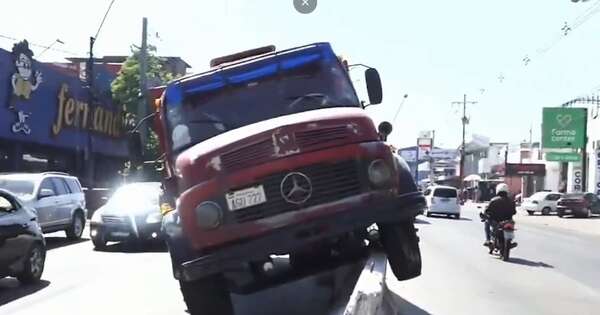 La Nación / Camión perdió los frenos y terminó sobre muro que divide la ruta Mariscal Estigarribia