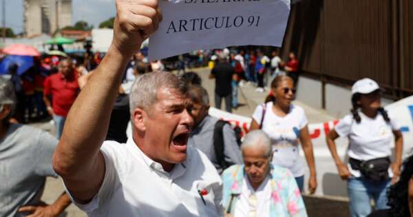 La Nación / Trabajadores a favor y en contra del gobierno exigen mejoras salariales en Venezuela
