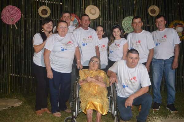 Vecinos y familiares celebraron los 100 años de “doña Chinita” en San José de los Arroyos - Nacionales - ABC Color