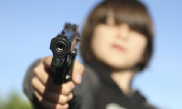 Presencia de un niño pidiendo limosna con un arma de juguete alarma Asunción - OviedoPress