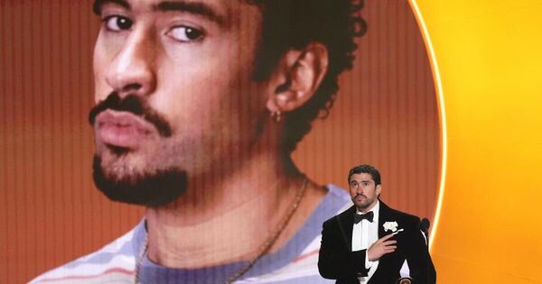 Diario HOY | Bad Bunny se alza con histórico Grammy a álbum del año