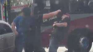 Video: violenta pelea entre conductores en Villa Elisa - Policiales - ABC Color