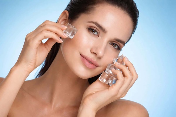 Hielo en el rostro: ¿Belleza viral o riesgo para la piel?