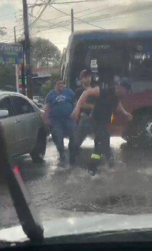 Conductores se trenzaron a los golpes en Villa Elisa - trece