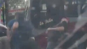 Video: Violenta pelea entre conductores en Villa Elisa tras un roce