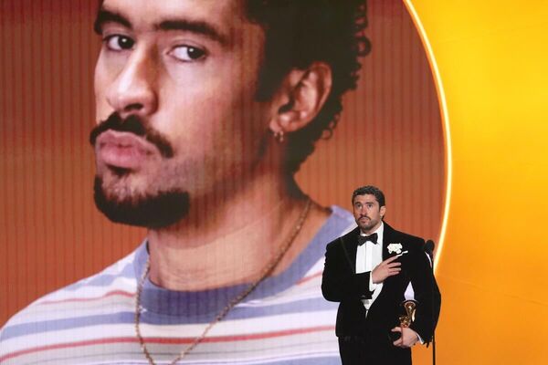 Bad Bunny se alza con histórico Grammy a álbum del año