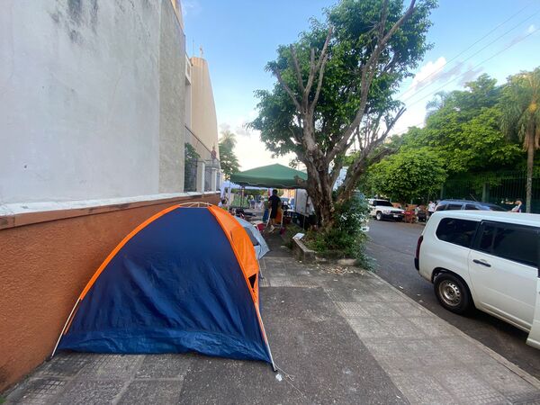 Padres en vigilia para asegurar la inscripción de su hijo en un Colegio