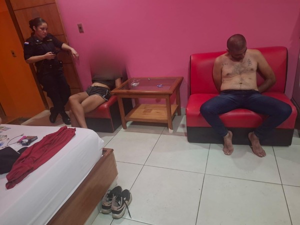 Cae hombre que hurtó el auto de su novia para ir a un motel con su amante - trece