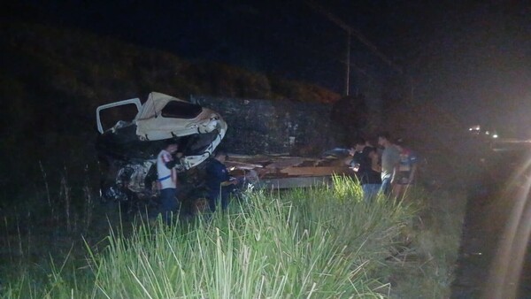 Un muerto y un herido en trágico accidente entre camiones en Curuguaty