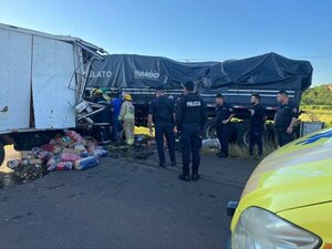 Violento choque frente a la Policía deja dos heridos graves y moviliza a bombero