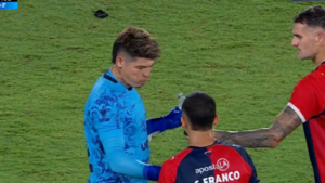 Alfredo Aguilar quiso poner nervioso a un astuto Pablo Vegetti