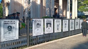Homenaje a los héroes del golpe de 1989 en el Panteón