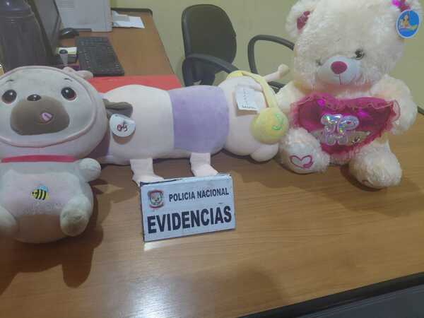 Popular / Se adelantó al día de los enamorados: Robó tres osos de peluche de un local