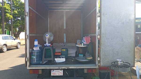 En vez de ir de vacaciones, acamparon con su camión frente al colegio para conseguir un lugar