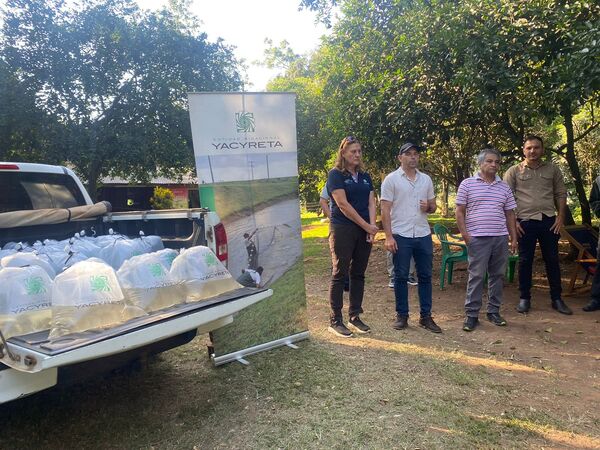 EBY entrega alevines de Pacú a Productores de Barrero Guasú