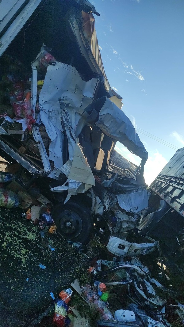 Dos heridos graves tras choque entre camiones en Concepción - trece