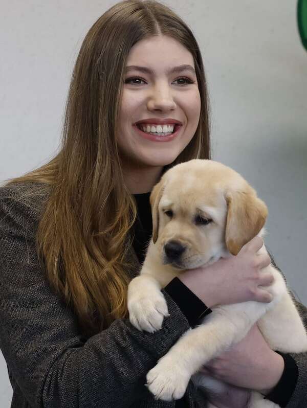 La infanta Sofía y sus fotos más tiernas con unos cachorritos que pronto serán perros guía - Gente - ABC Color