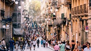 España marcó récord histórico de turistas internacionales en 2025, con casi 96,8 millones