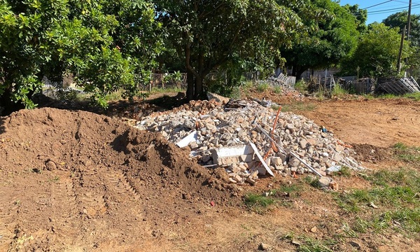 Vertedero de escombros bloquea vereda frente a escuela en Coronel Oviedo - OviedoPress