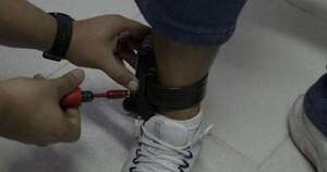 La Nación / Colombianos con prisión domiciliaria se fugaron cortando sus tobilleras electrónicas