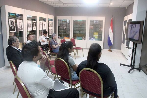 Conmemoran 37 años de la caída del régimen stronista