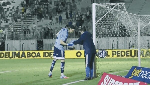 Arquero tuvo que ir al baño en pleno partido