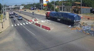 Camión pierde los frenos y mercaderías sobre la PY02 y complica tránsito en Pedrozo