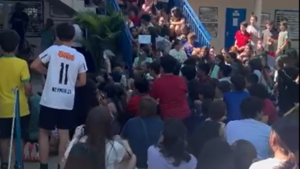 Video: Alumnos toman el Colegio Francés y protestan contra la nueva directora