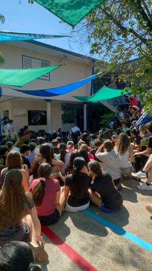 Protestan por supuestos maltratos y despidos injustificados en colegio privado - Nacionales - ABC Color