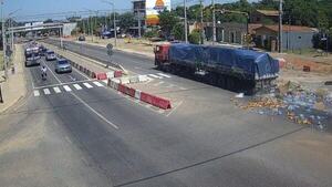 Video: Un camión de gran porte queda sin frenos y pierde mercaderías en Pedrozo