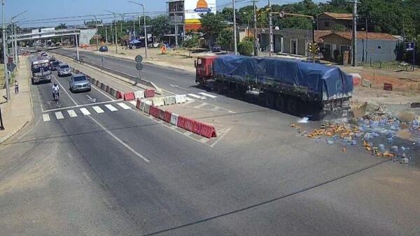 Video: Un camión de gran porte queda sin frenos y pierde mercaderías en Pedrozo
